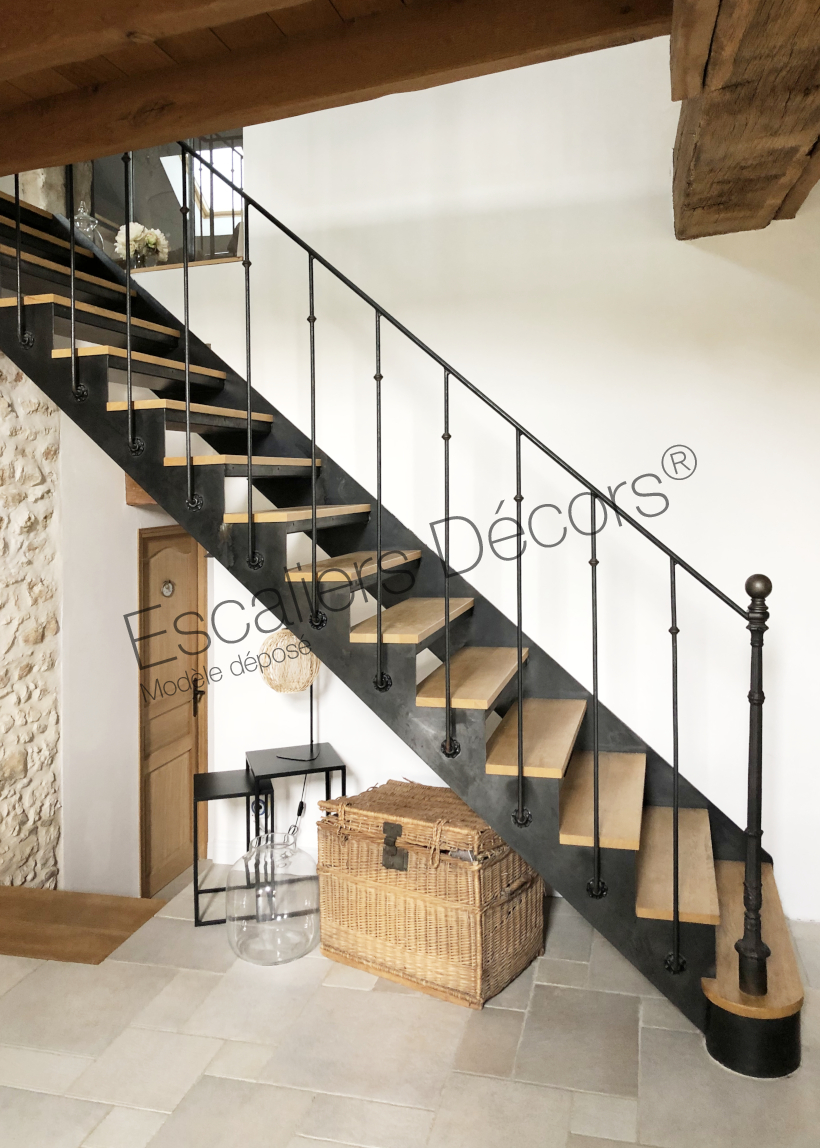 Photo DT102 - ESCA'DROIT® Bistrot sans contremarche. Escalier intérieur droit en métal et bois pour une décoration rétro et un intérieur de caractère.
